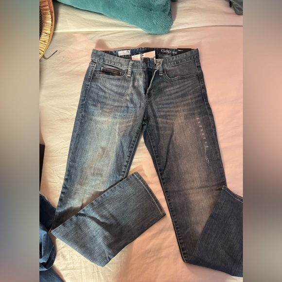 Brand New GAP Women's Wash Classic Straight Blue Jeans - Picture 2 of 9